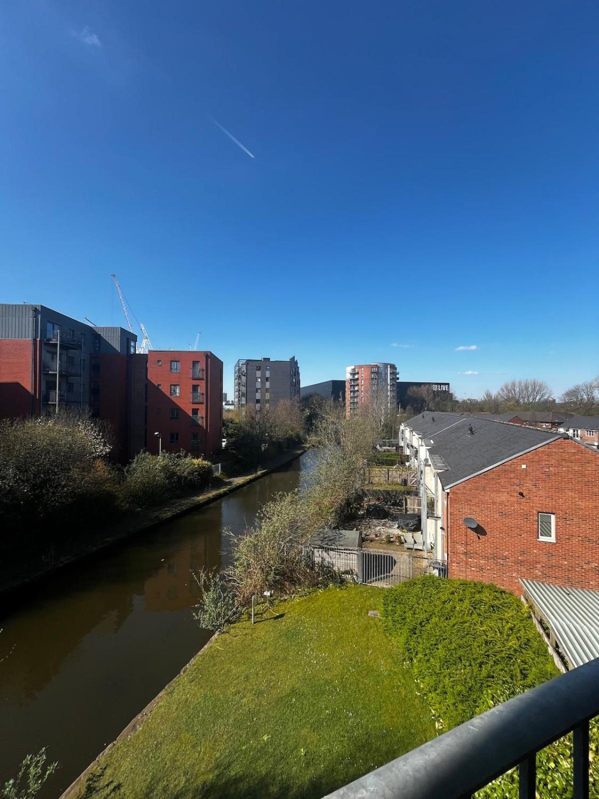 Serene 2-Bed Flat With Canal Views - Coop Live & Ethiad Manchester Eksteriør billede