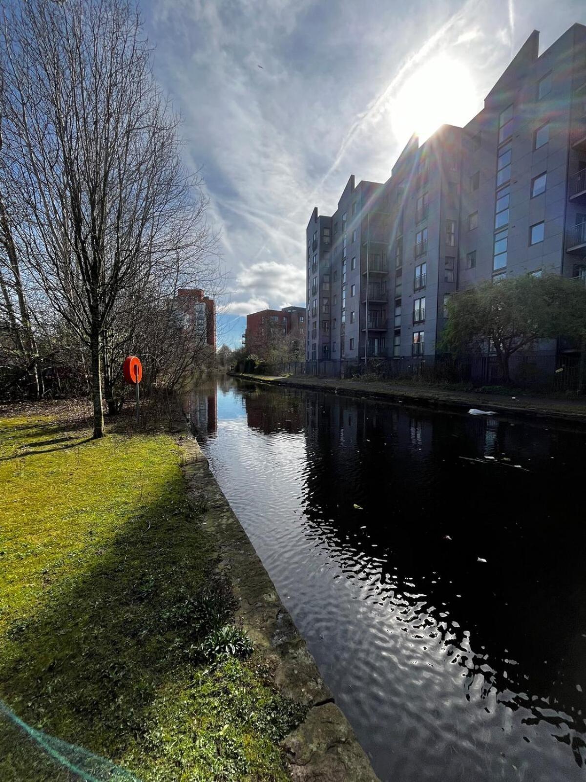 Serene 2-Bed Flat With Canal Views - Coop Live & Ethiad Manchester Eksteriør billede