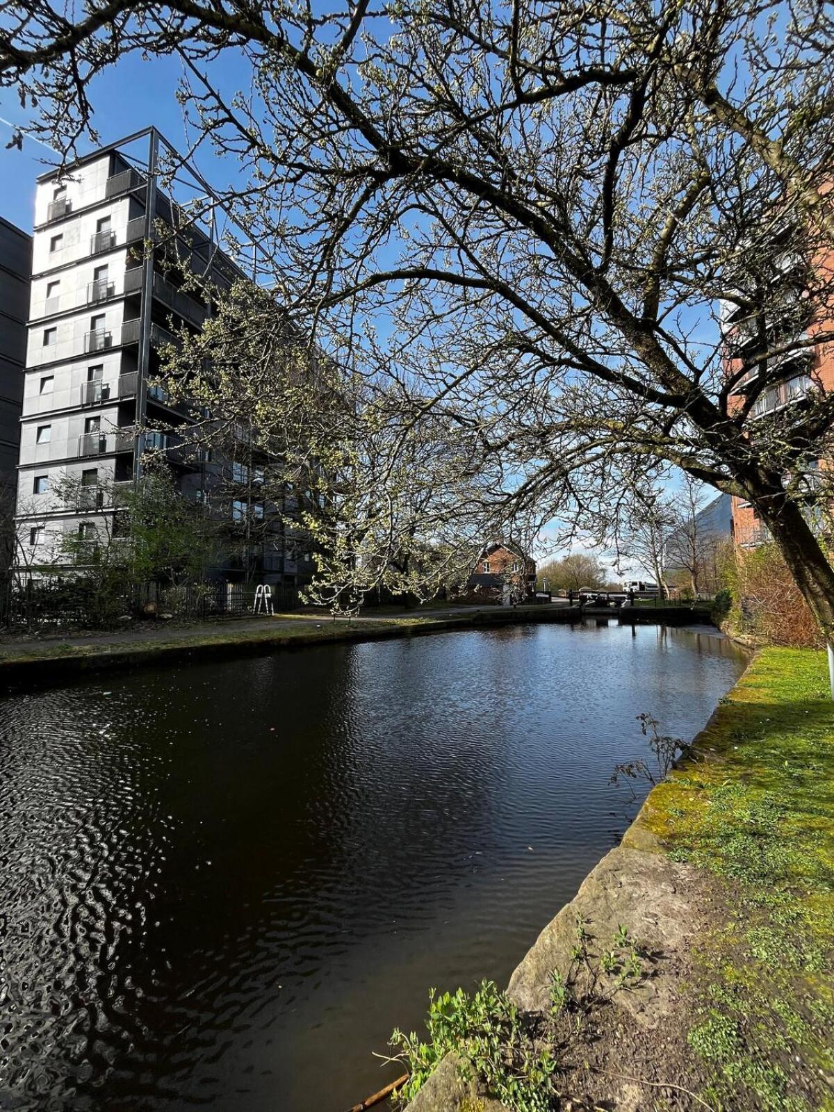 Serene 2-Bed Flat With Canal Views - Coop Live & Ethiad Manchester Eksteriør billede
