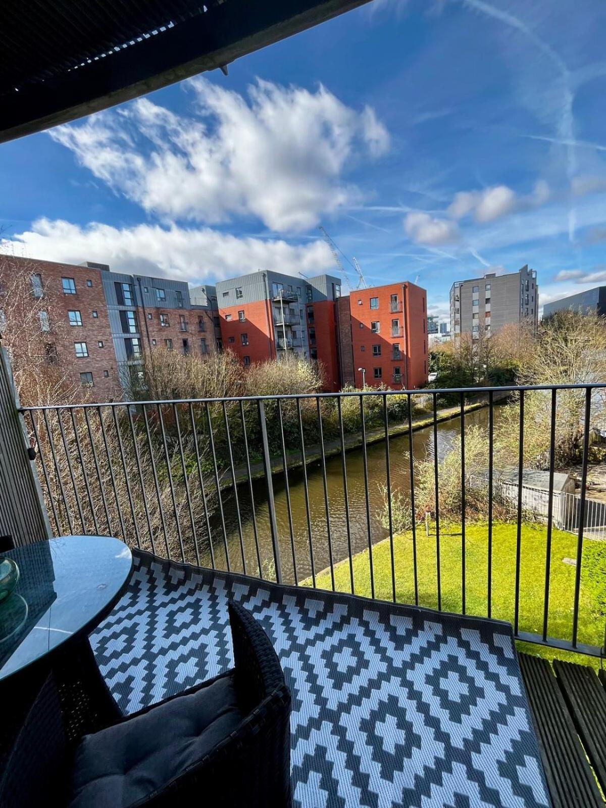 Serene 2-Bed Flat With Canal Views - Coop Live & Ethiad Manchester Eksteriør billede